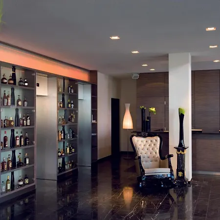 Arcotel John F