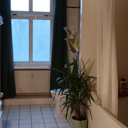 Sharing Bedroom With Host Near Alexanderplatz Vandrerhjem *