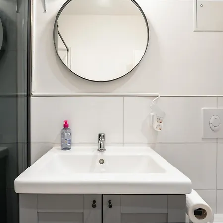 Cozy Retro Chic With Patio And Self Check-in *