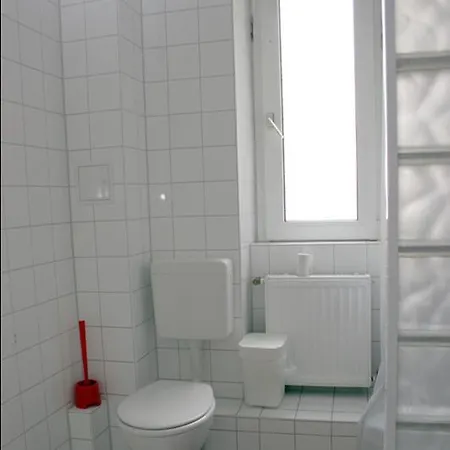 Sleep Cheap Hostal *