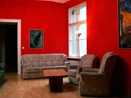 Sleep Cheap Hostal *