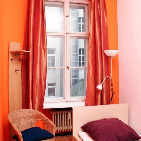 Sleep Cheap Hostal
