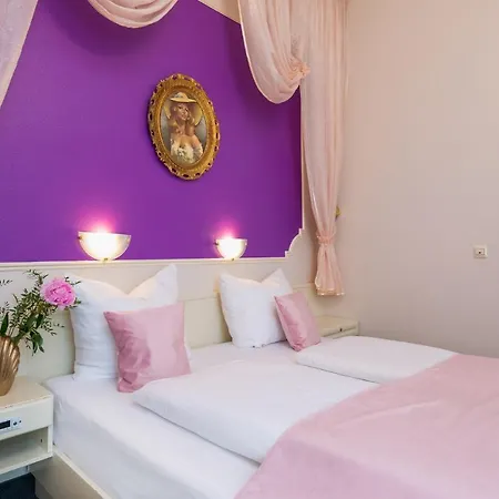 W22 Am Kurfuerstendamm Otel 3*