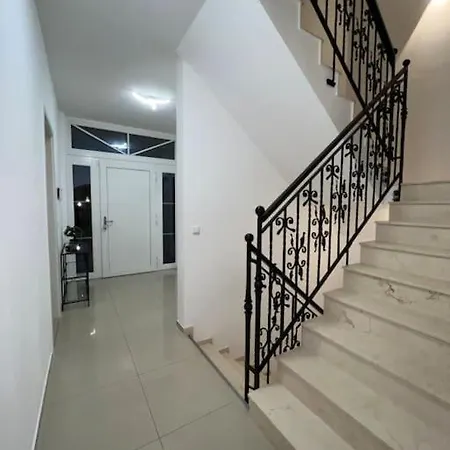 Luxus-doppelhaushaelfte Im Ruhigen Blumenviertel Appartement