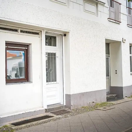 Spacious In Mitte For 6 דירה *
