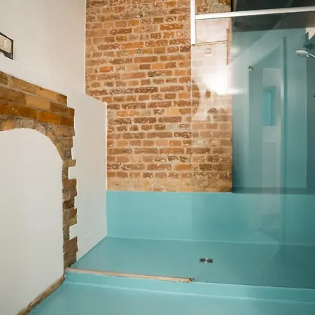 Spacious In Mitte For 6 דירה *