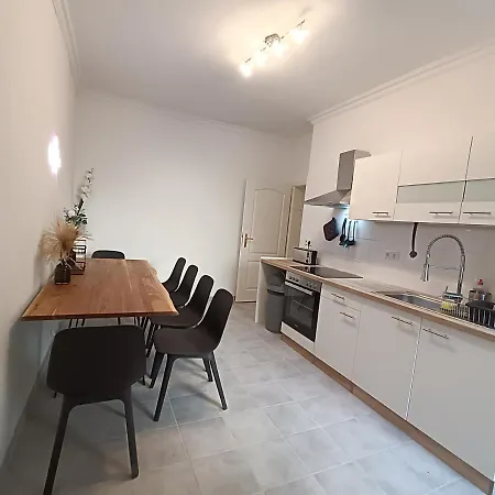 2 Bedroom In Kreuzberg Daire