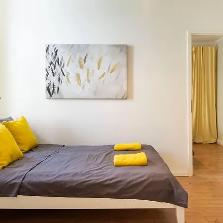 Cosy Two Br Self Checkin Street Parking Apartament