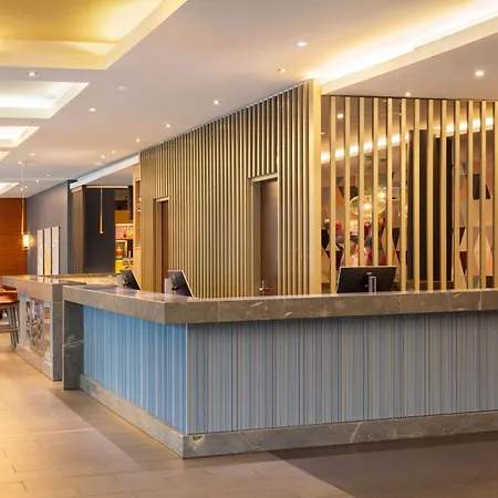 Hampton By Hilton West Hotel