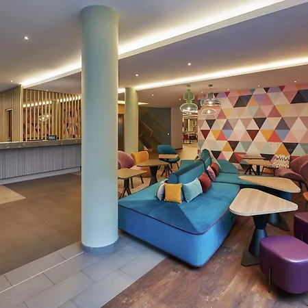 Hampton By Hilton West Hotel