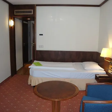 Living Weissensee Aparthotel 4*