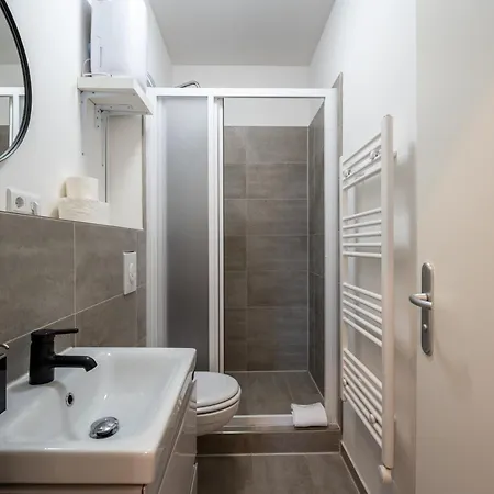 아파트 Modern, Flat With Workspace