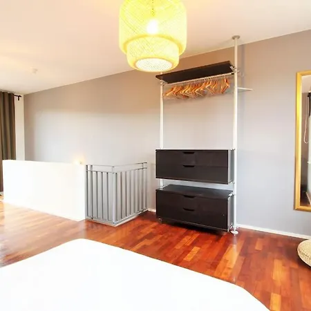 Dom wakacyjny Townhouse With Garden, Terrace & Balcony *