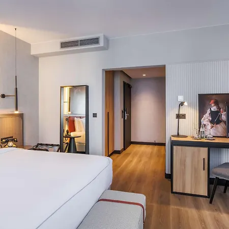 Radisson Red Kudamm 4*