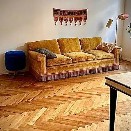 Berliner Altbaubauwohnung In Mitte *