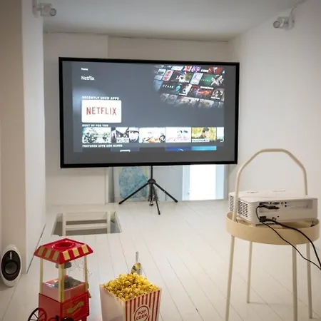 Apartment With Fireplace Near Underground