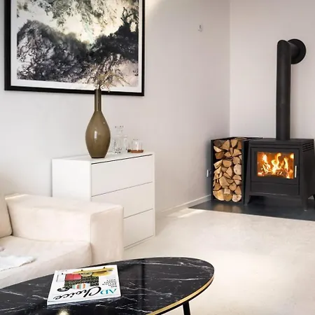 Apartment With Fireplace Near Underground