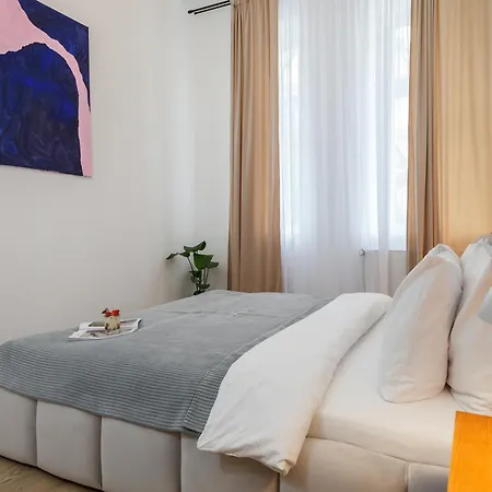 Apartment Oomph 3br With Light Tones And Artwork *