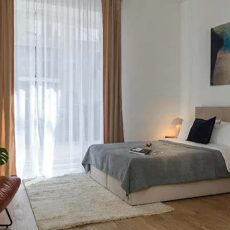 Oomph 3br With Light Tones And Artwork Apartment