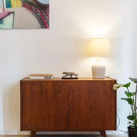 Oomph 3br With Light Tones And Artwork Apartment *