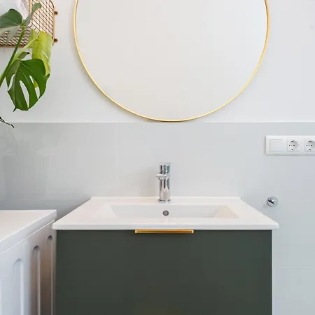 Apartment Oomph 3br With Light Tones And Artwork *
