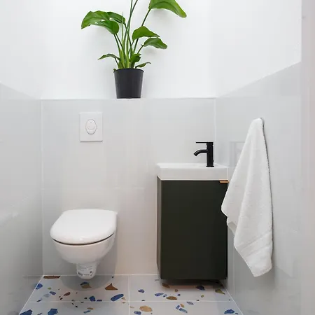 Apartment Oomph 3br With Light Tones And Artwork
