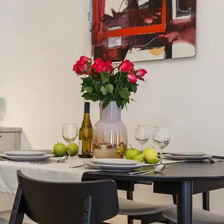 Oomph 3br With Light Tones And Artwork Apartment *