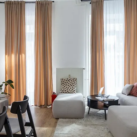 Oomph 3br With Light Tones And Artwork Apartment Berlin