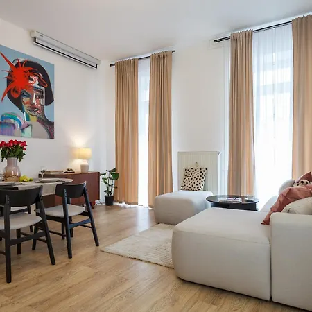 Oomph 3br With Light Tones And Artwork