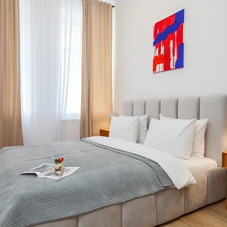 Oomph 3br With Light Tones And Artwork Apartment