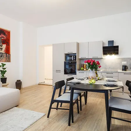 Apartment Oomph 3br With Light Tones And Artwork
