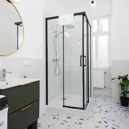 Oomph 3br With Light Tones And Artwork Apartment *
