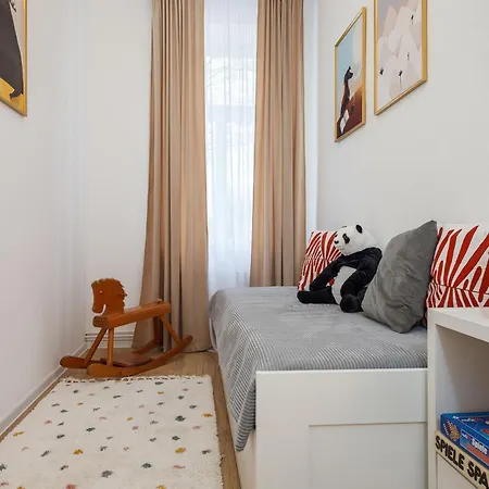 Apartment Oomph 3br With Light Tones And Artwork *