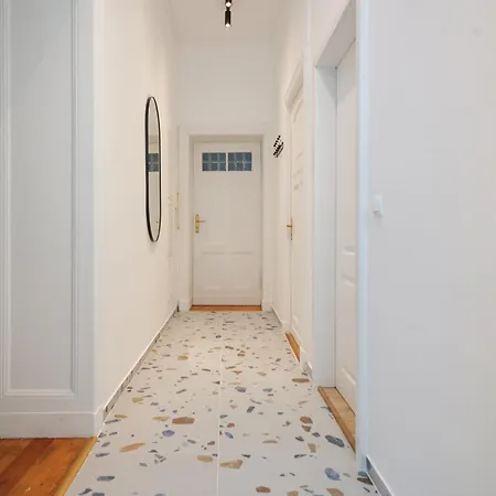 Apartment Oomph 3br With Light Tones And Artwork
