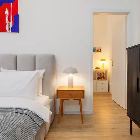 Oomph 3br With Light Tones And Artwork Apartment *