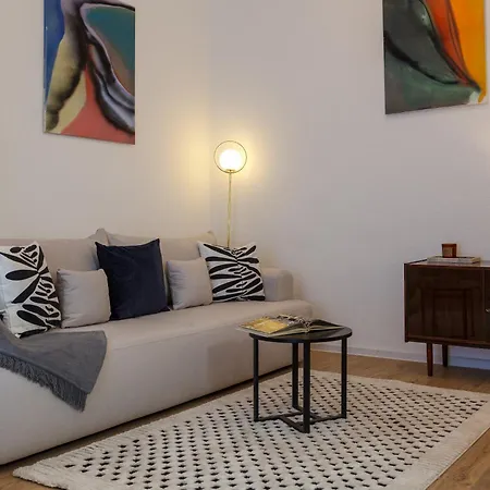 Oomph 3br With Light Tones And Artwork Apartment Berlin