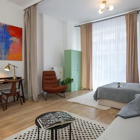Oomph 3br With Light Tones And Artwork * Berlin