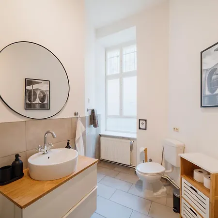 Homely - Luxurious, Spacious, Near Victory Column, River Apartamento Berlín