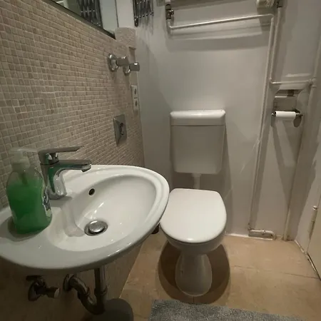 Kurfuerstendamm Quiet 1,5 Near Ludwig Kirch Platz アパート ベルリン