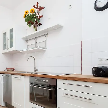 Downtown Torstr, 4 Unique Units From 1-3 Bedrooms דירה *