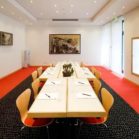 Radisson Red Kudamm 4*