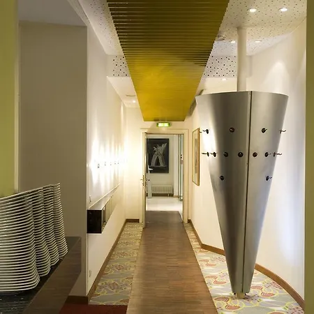 Radisson Red Kudamm Hotel 4*
