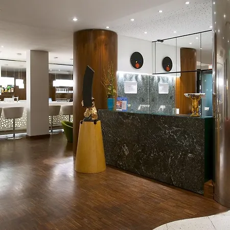 Radisson Red Kudamm 4*