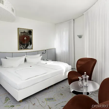 Radisson Red Kudamm Szálloda 4*