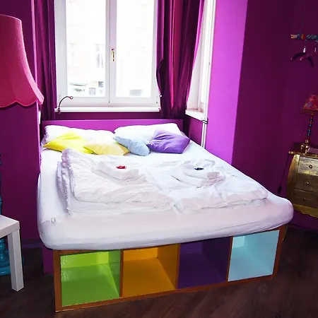 Box61 Art Concept Flat Hostel