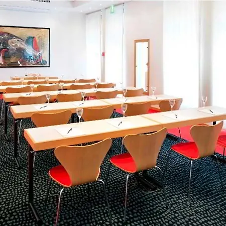Radisson Red Kudamm 4*