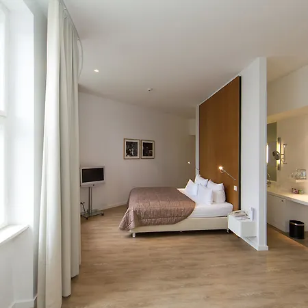 Ellington Hotel