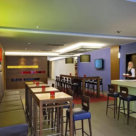 Hotel Hampton By Hilton West