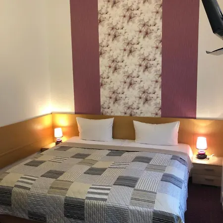 Castell Am Kurfuerstendamm 3*
