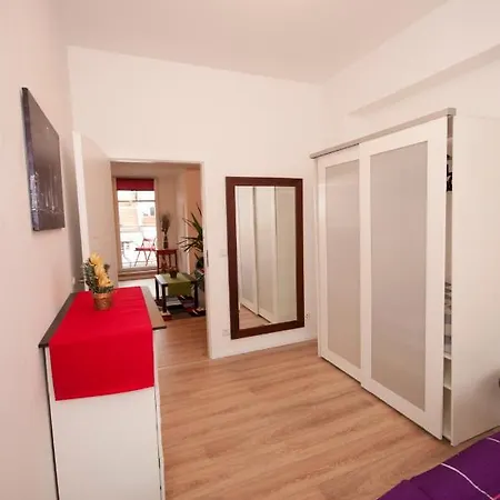 Cityflair Apartment *